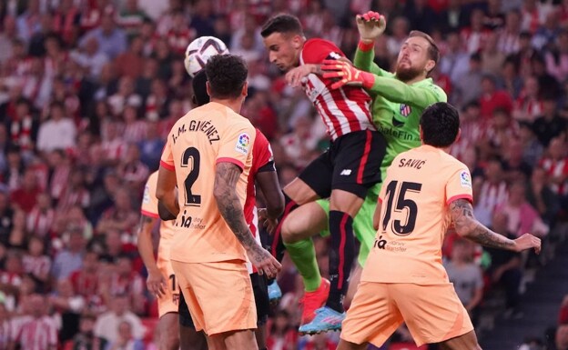 Berenguer intenta llegar al balón en el partido del sábado contra el Atlético. 