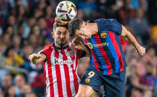 Yeray pelea por un balón aéreo con Lewandowski, autor del tercer gol del Barcelona. 