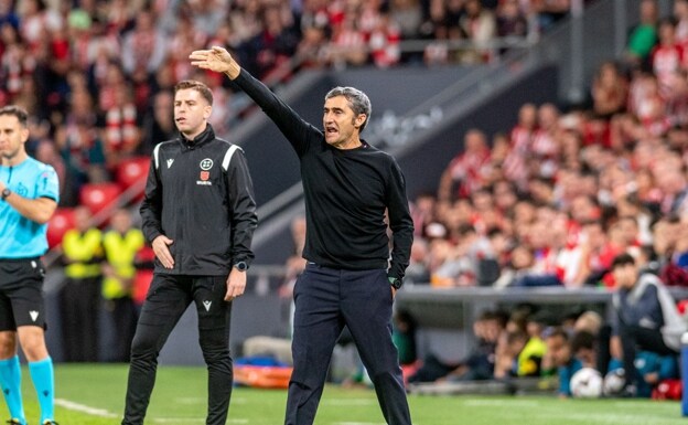 Ernesto Valverde imparte instrucciones durante el partido./ IGNAcio pérez