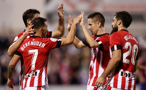 Los jugadores del Athletic celebran un gol frente al Alzira. /efe