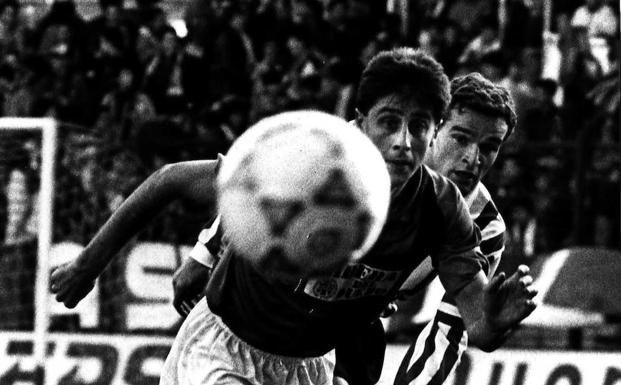 Burgos y Athletic protagonizaron interesantes partidos en El Plantío. En la foto, Loren, entonces en el equipo castellano, y Andrinua, en un duelo en 1992. /EL CORREO