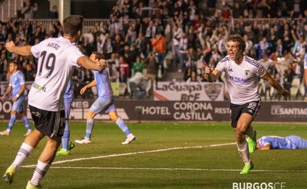 Artola celebra uno de sus dos goles en el Burgos con el exrojiblanco Jesús Areso. /BURGOS CF