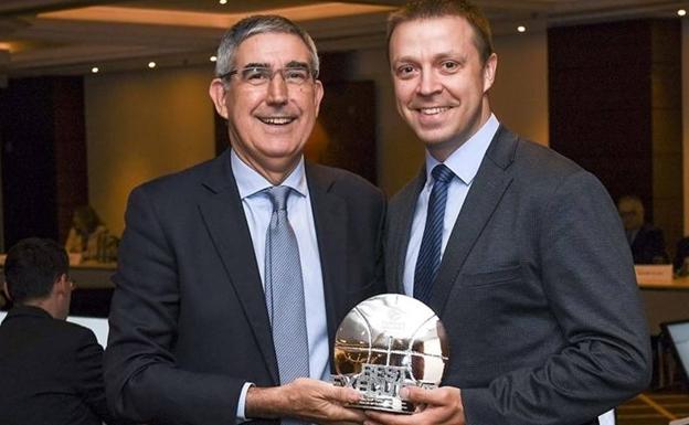 Jordi Bertomeu y Pauluis Motiejunas posan en la entrega al segundo del trofeo como mejor dirigente de la Euroliga en 2019
