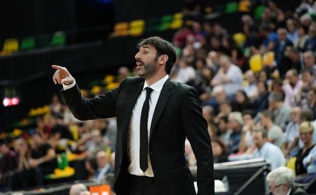 Mumbrú dirige un partido del Bilbao Basket./E. c.