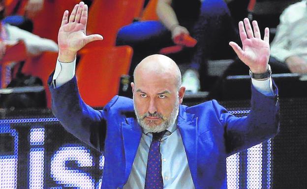 Ponsarnau, que ha dirigido a Manresa, Gipuzkoa, Valencia y Zaragoza en la ACB, envía instrucciones desde el banquillo. 