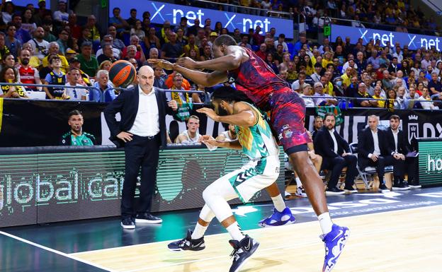 Ponsarnau observa una jugada ante el Tenerife, también rival del Bilbao Basket en su aventura europea. /e. c.