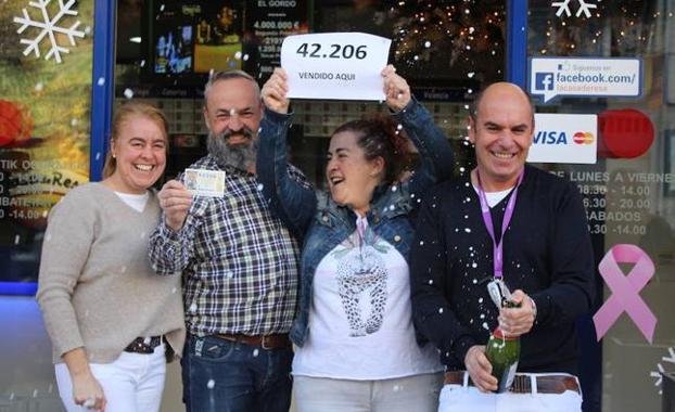 Uno de los cuartos premios llena de millones un pequeño pueblo ... Uno de los cuartos premios llena de millones un pequeño pueblo ...