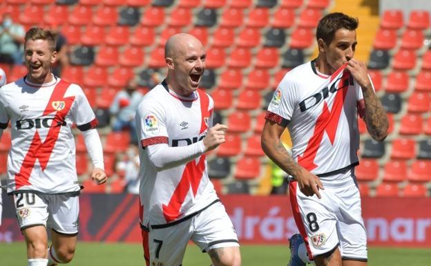 Trejo, Isi Palazón y Balliu celebran un gol del equipo franjirrojo esta temporada. 
