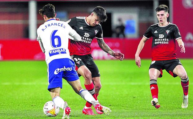 Brugué, en un lance del encuentro ante el Zaragoza, frente al que el conjunto mirandesista ganó 2-0. /avelino gómez