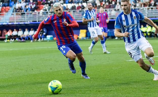 El goleador Juan Diego Molina, Stoichkov, durante el choque ante el Sanse/. mikel askasibar