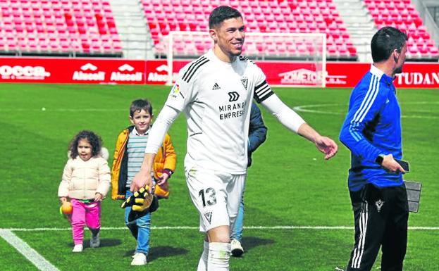 Un sonriente Lizoain se retira junto a su familia tras conseguir la victoria en el último partido disputado en Anduva ante la Ponferradina. 