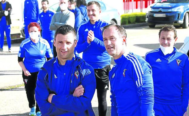 Los integrantes del cuerpo técnico y personal del primer equipo están contentos en el Mirandés. /Avelino Gómez