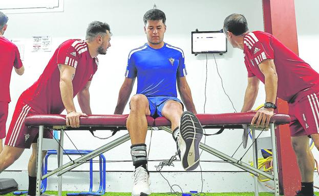 Víctor Meseguer se sometió a las pruebas físicas antes de arrancar hoy los entrenamientos sobre el terreno de juego. 