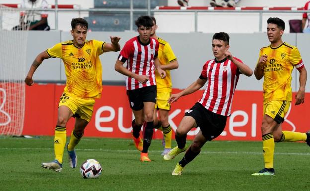 El centrocampista Beñat Prados conduce el esférico en un lance del amistoso frente al Bilbao Athletic.