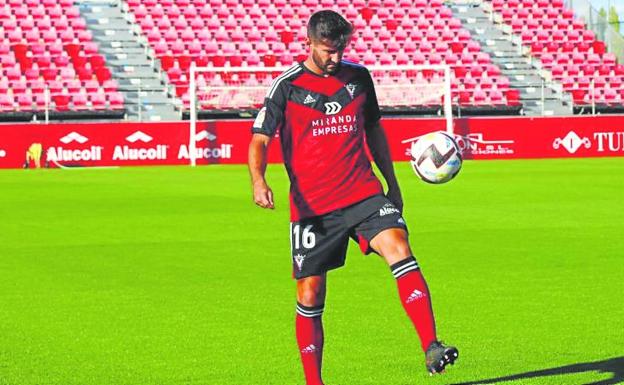 Raúl Navas se presentó esta semana como jugador del Mirandés y hoy entrará en la lista de citados. 