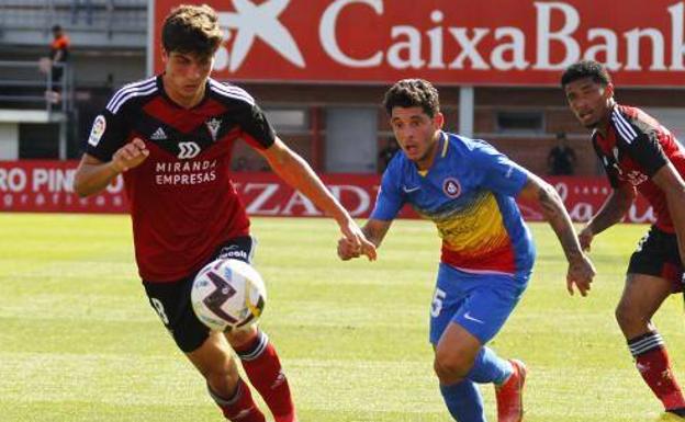 Juan Luis Sánchez se lleva el cuero ante un jugador del Andorra. /A. G.