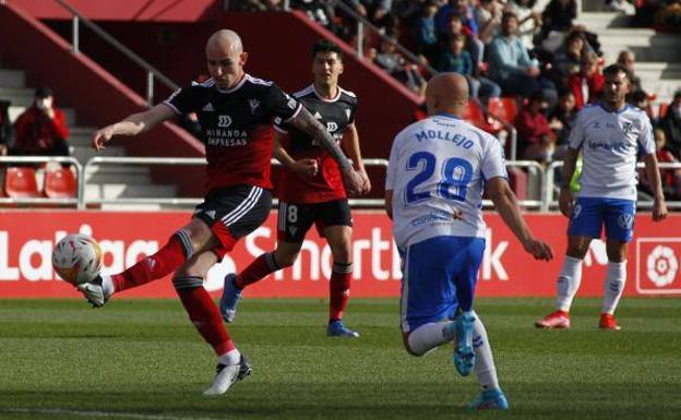 Oriol chuta ante el Tenerife en el partido que supuso el primer triunfo de Etxeberria con el Mirandés (21/22). 