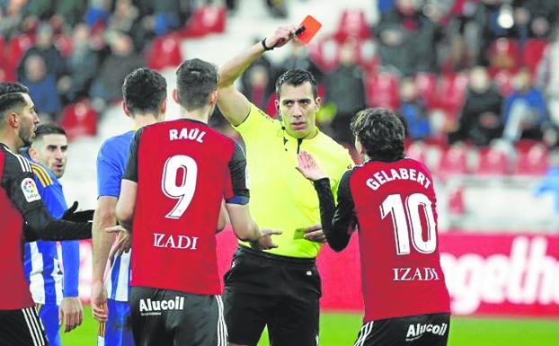 Momento en el que el protestado árbitro Caparrós Hernández expulsó en el último duelo a Gelabert. 
