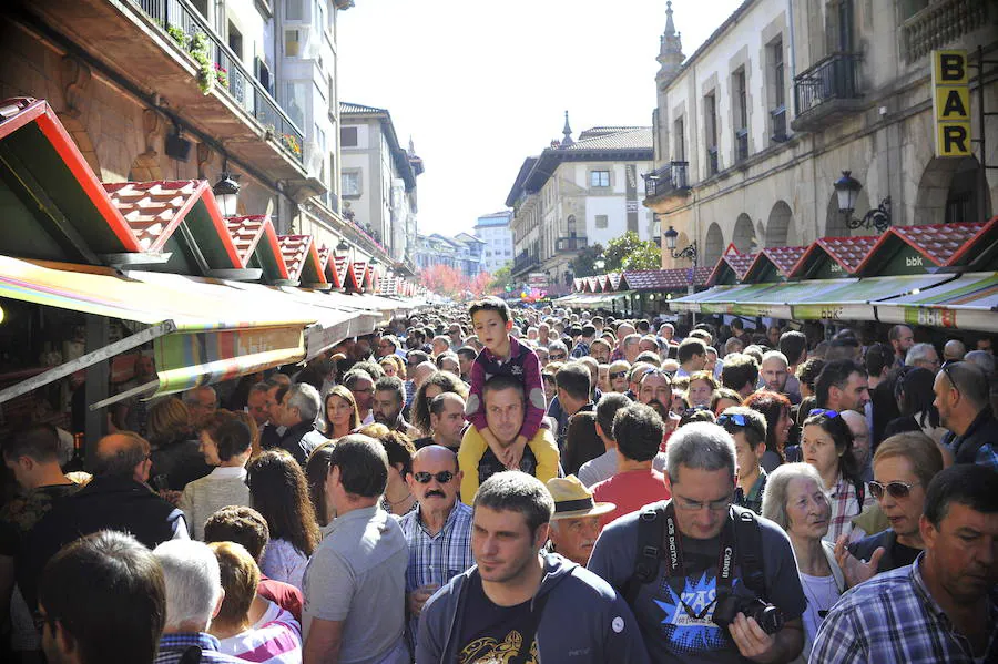 Ultimo Lunes De Gernika 17 Cuatro Camiones Cruzados En Los Accesos Al Ultimo Lunes De Gernika Protegeran De La Amenaza Yihadista El Correo