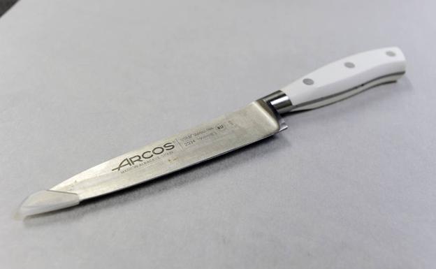 Cuchillo carnicero. Fernando Canales, del Etxanobe, muestra un cuchillo carnicero de Arcos (hecho en Albacete) con mango de polipropileno.