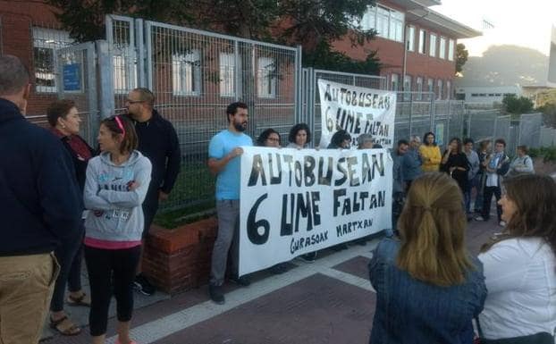 Varios padres se concentraron en la maÃ±ana de ayer con pancartas en el exterior del colegio de Gorliz. / E. C.