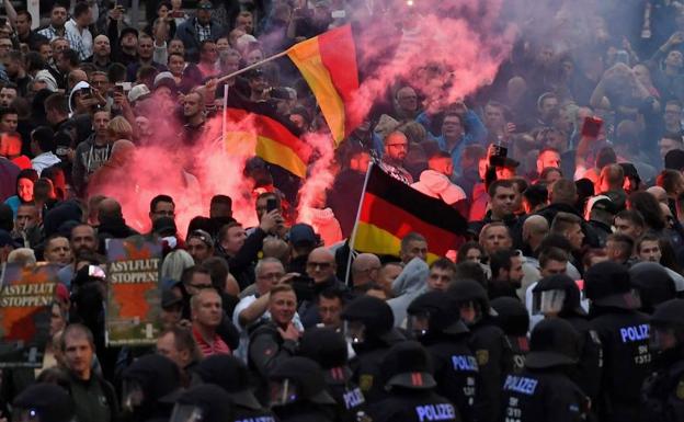 Ultraderechistas alemanes se enfrentan a la Policía durante una protesta en Chemnitz este verano./EFE