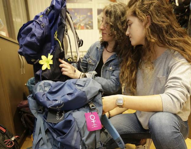 Mochilas de montaña para mujeres: «¿No será porque son rosas?» | El Correo