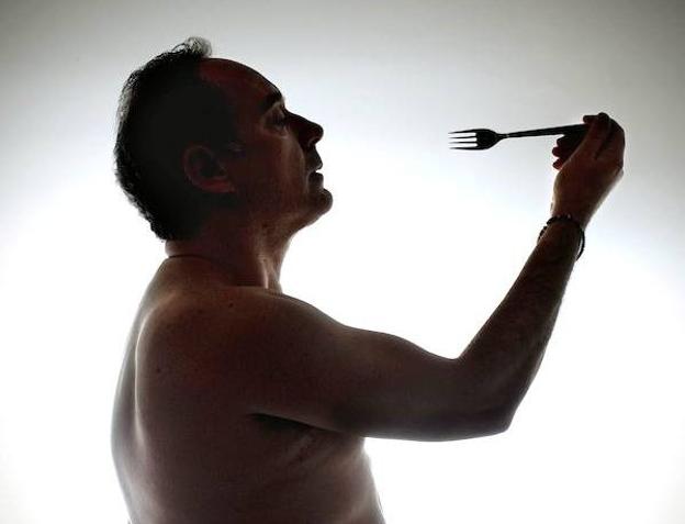 Ferran AdriÃ , en un singular posado./Vicens GimÃ©nez