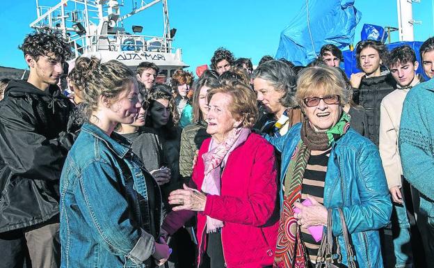 Flori Díaz, de rosa, habla con los alumnos del liceo junto al Museo Marítimo de Bilbao. /maika salguero