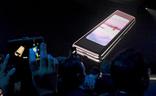 El teléfono Samsung Galaxy Fold se muestra en una pantalla en el evento Samsung Electronics en San Francisco./Reuters