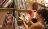 Una mujer observa varios libros de texto./Juan Marín