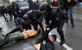 Agentes de la Policía nacional arrastrando a ciudadanos que trataban de evitar su entrada a un centro electoral en Barcelona, durante el referéndum catalán del 1-O./Susana Vera (Reuters)