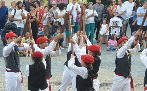 Iurretako neska-mutilen dantzari-dantza San Migeletan./NAHIKARI CAYADO