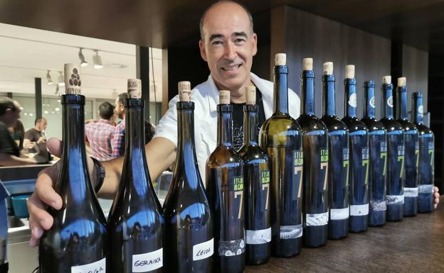 Garikoitz Ríos con las diez añadas de Itsasmendi y con los tres vinos de parcela catados en la celebración en el Bellas Artes. /J. MÉNDEZ