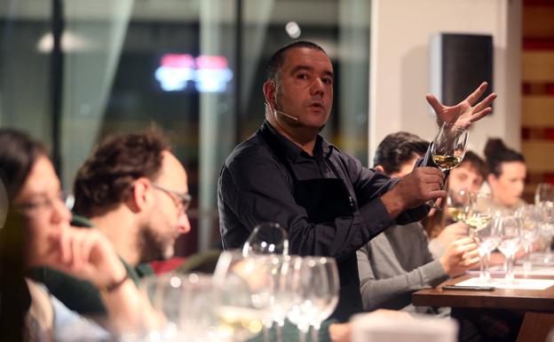 El enólogo Iñaki Suárez dirigió una de las catas. /JORDI ALEMANY