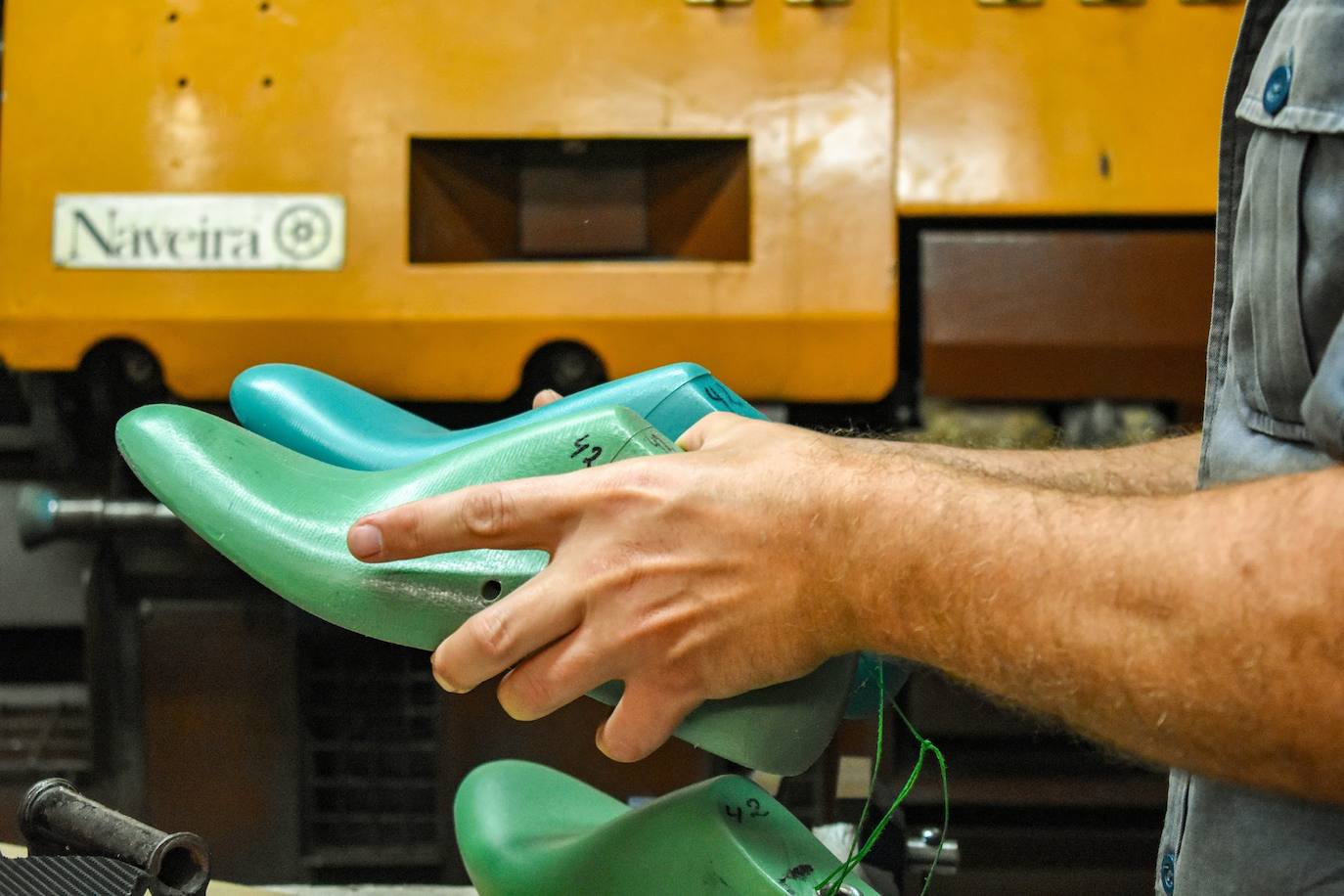 La zapatería de Bilbao La Vieja con encanto que te hace el calzado a tu