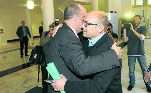 Joseba Egibar abraza a Alfredo De Miguel tras comparecer en 2011 en el Parlamento vasco. /Igor Aizpuru