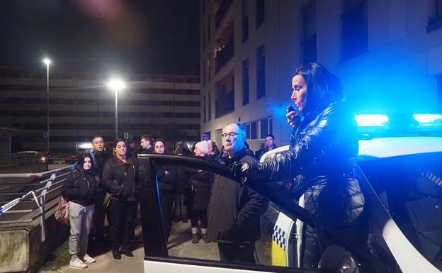 La alcaldesa se dirige a los vecinos por la megafonía de un coche de policía