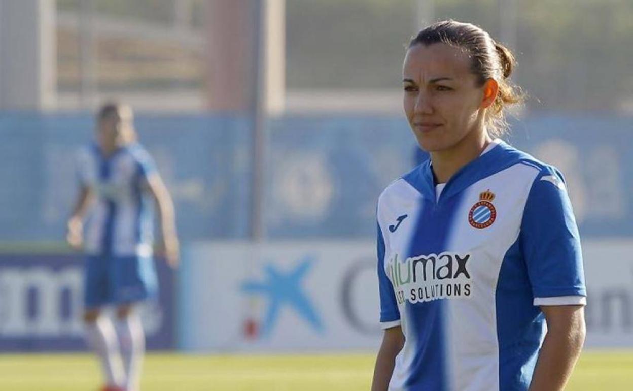 Lombi, la jugadora que dejó el fútbol al no poder volver a su equipo del alma, reapareció en Lezama | El Correo