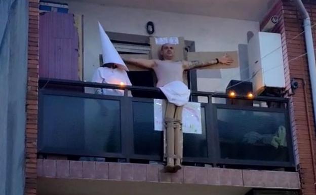 Los vecinos de Sestao celebran un peculiar Via Crucis en los balcones