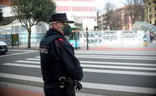 Ertzainas y policías locales repartirán el martes mascarillas en el transporte público