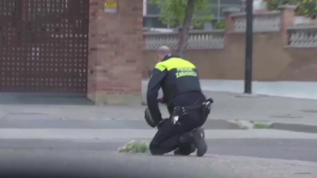 Sobrecogedor homenaje de dos policías a las víctimas de coronavirus