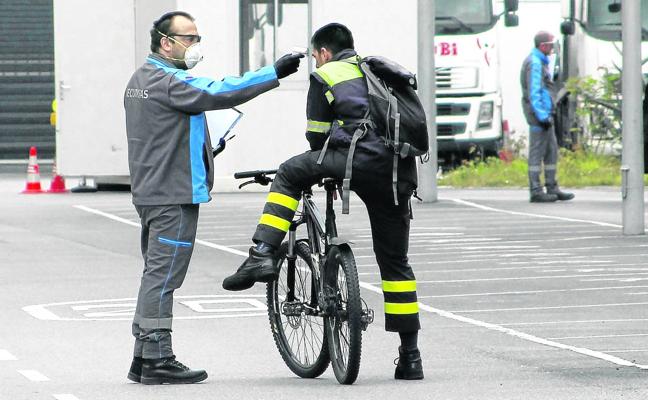 Algunas empresas han establecido controles de temperatura para los trabajadores./Sandra espinosa