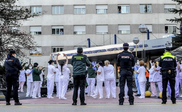 Efectivos de los cuatro cuerpos policiales operativos en Vitoria juntos en Txagorritxu. /Igor Aizpuru