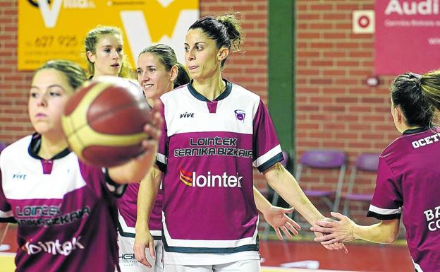 Warten. Lointek Gernika-Spieler in der Aufwärmrunde vor einem EuroCup-Frauenspiel im Sportzentrum Maloste.