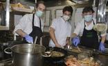 Los cocineros del restaurante Serantes en plena faena./MAITE BARTOLOMÉ