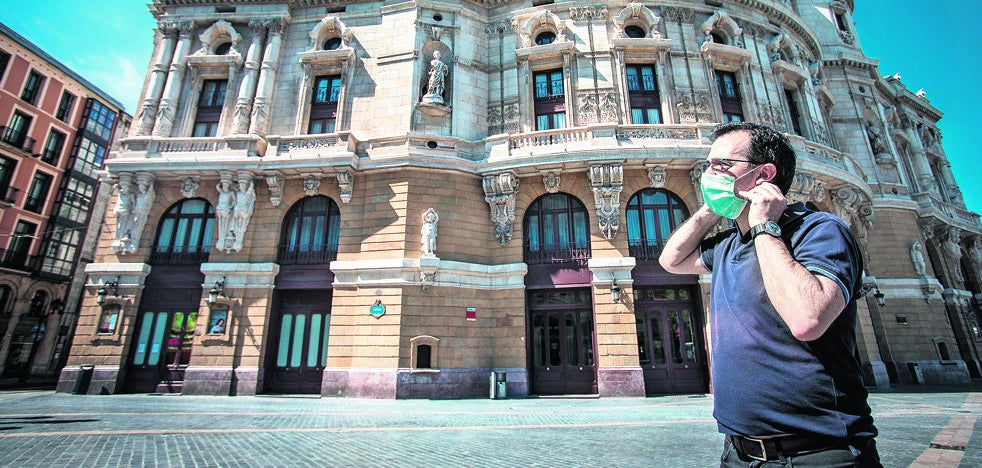 La plaza del Arriaga quedó desierta a mediados de marzo y hoy cumple años cerrado a cal y canto.