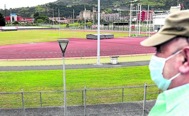 Yesterday's image of the Zorroza athletics track, whose tartan (the red zone) will be renewed after 20 years of use.