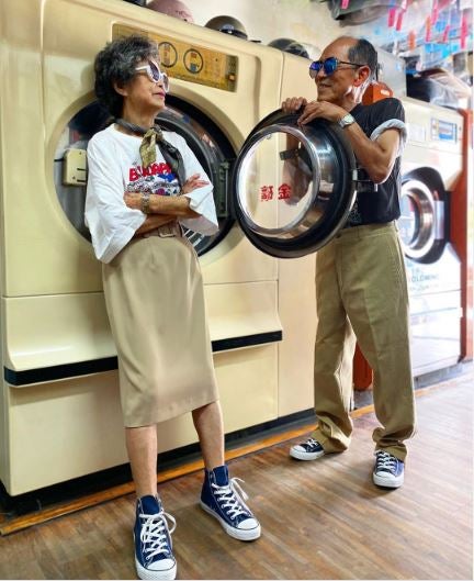 Fotos: Una pareja de ancianos crea looks increíbles con ropa olvidada en su  lavandería | El Correo