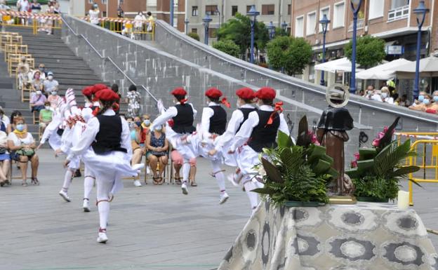 El grupo de danzas Lora Barri ofreció un homenaje y aurresku en honor a San Roque. / /AYUNTAMIENTO DE PORTUGALETE
